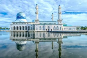 Tempat Ibadat Cantik: Melihat Masjid di Kota Kinabalu, Malaysia yang Mempesona