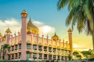 Tempat Ibadat Cantik: Melihat Masjid di Kuching, Malaysia yang Bersejarah